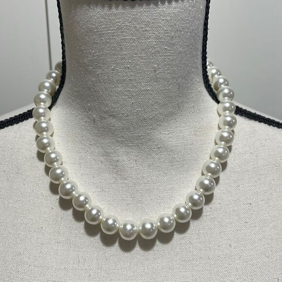 Brand New!! Faux pearl necklace with silver chain. - Picture 1 of 3